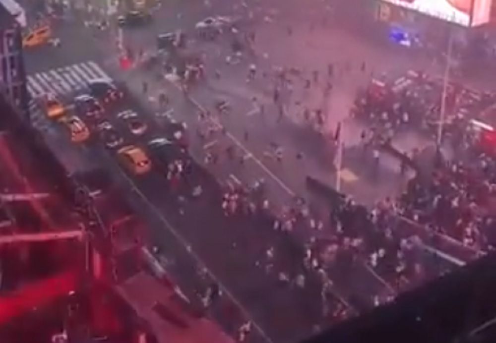 USA. Times Square. Setki osób uciekały w panice.