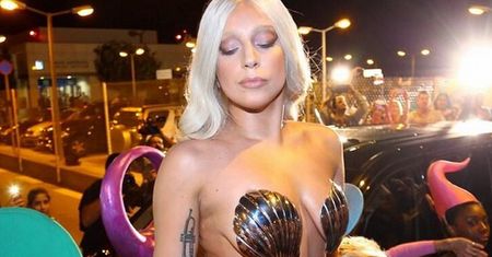 Lady Gaga jak grecka bogini. Ona wie, jak zrobić spektakularne wrażenie