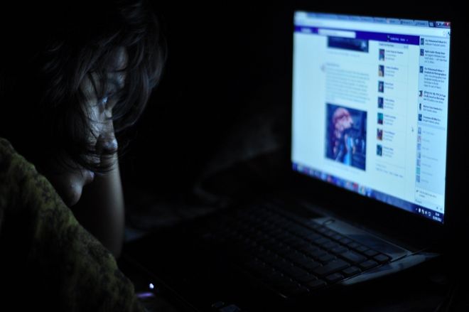 Spada aktywność internautów na Facebooku