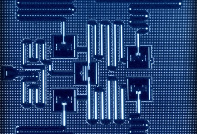 Najbardziej zaawansowany system, który doprowadzi do zbudowania uniwersalnego komputera kwantowego