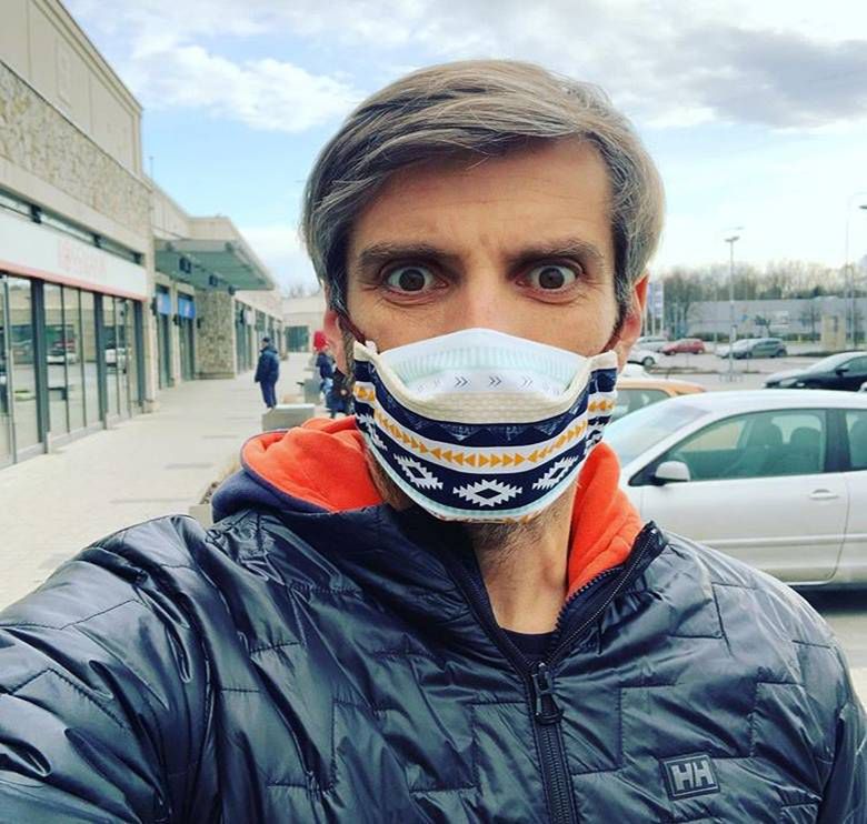 Maciej Dowbor ma maseczkę