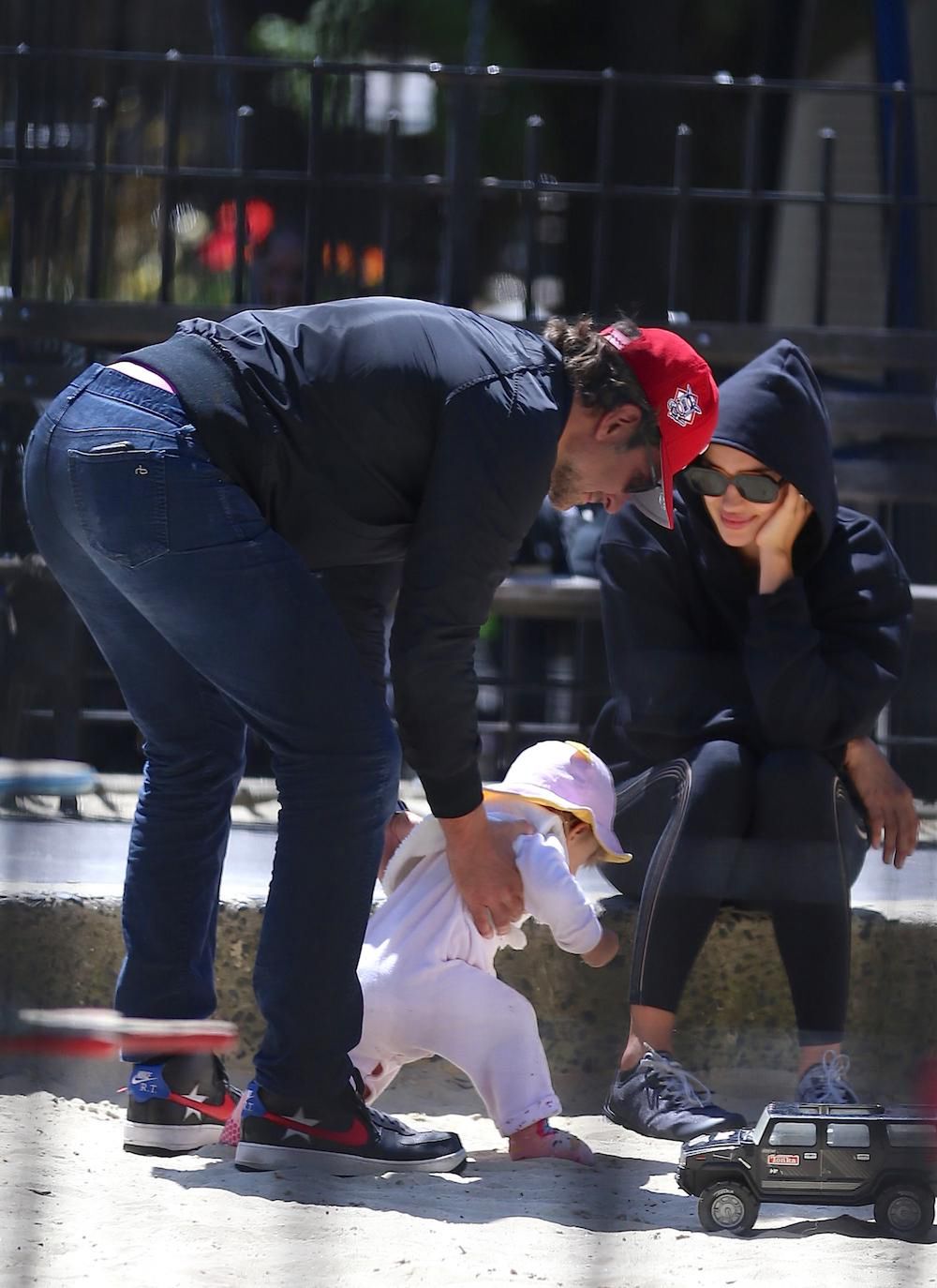 Bradley Cooper i Irina Shayk z córką Leą w parku