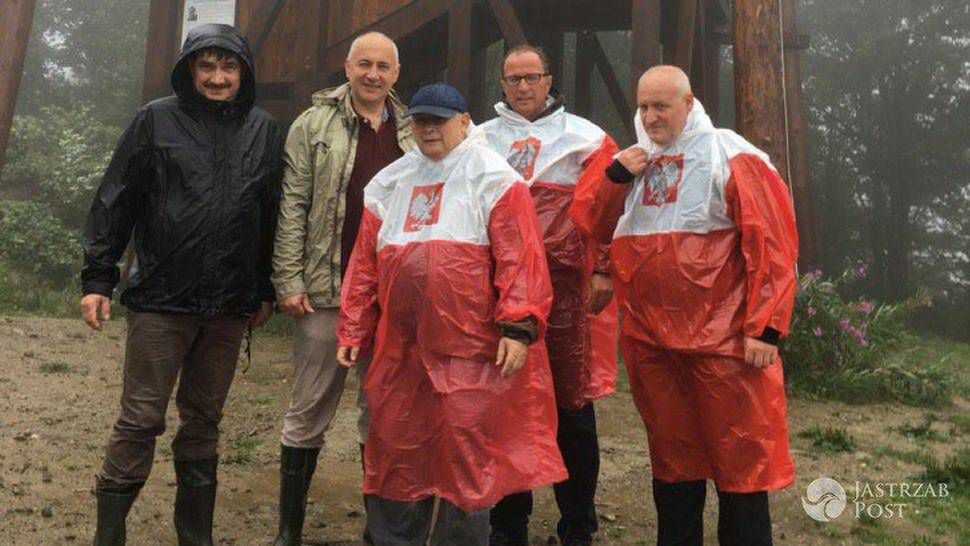 Jarosław Kaczyński w biało-czerwonej pelerynce