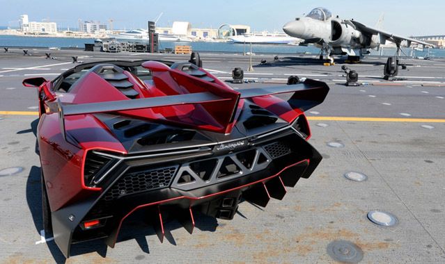 Lamborghini Veneno Roadster: premiera na lotniskowcu