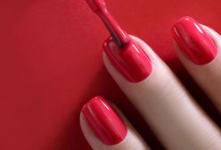 Pędzelek to przeżytek? Tak nałożysz manicure w domowym zaciszu