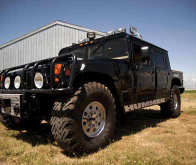 Czarny Hummer H1 Tupaca na sprzedaż. Drugi raz w ciągu 18 miesięcy