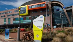 Śmierć Alfiego Evansa. "Bezprecedensowe" ataki na personel szpitala Alder Hey w Liverpoolu
