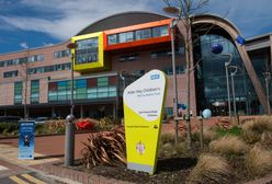 Śmierć Alfiego Evansa. "Bezprecedensowe" ataki na personel szpitala Alder Hey w Liverpoolu