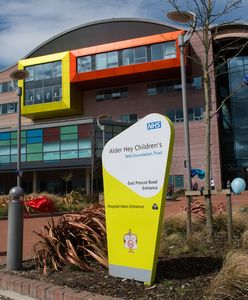 Śmierć Alfiego Evansa. "Bezprecedensowe" ataki na personel szpitala Alder Hey w Liverpoolu