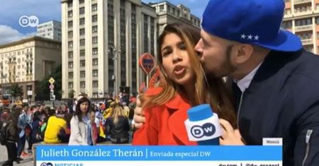 Pocałował reporterkę DW podczas programu na żywo. Rosjanin przeprasza