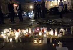 Na pl. Defilad w Warszawie zapłonęły znicze. "Ja zwykły szary człowiek. Obudźcie się"