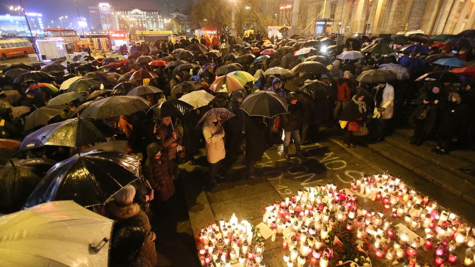 Uczestnicy manifestacji pod Pałacem Kultury i Nauki, w miejscu, gdzie podpalił się Piotr S.