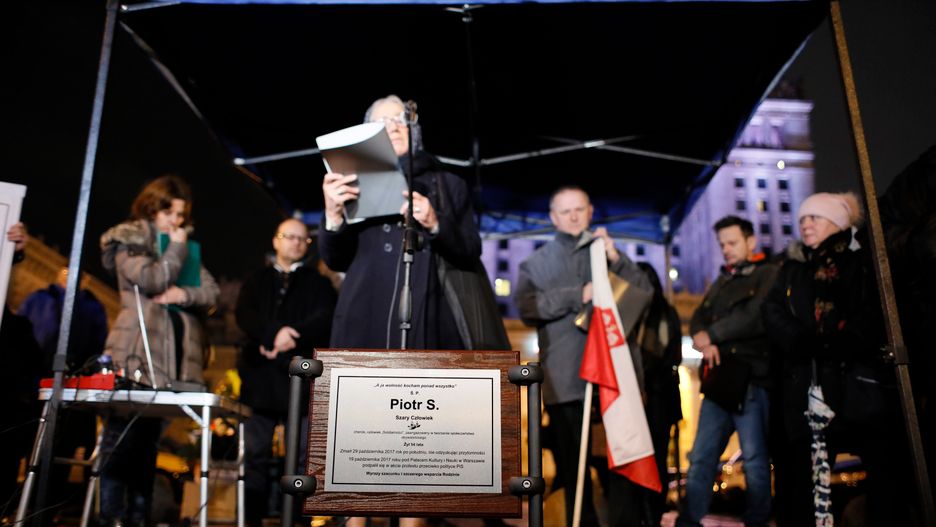 Piotr Szczęsny podpalił się na Placu Defilad przed PKiN w Warszawie