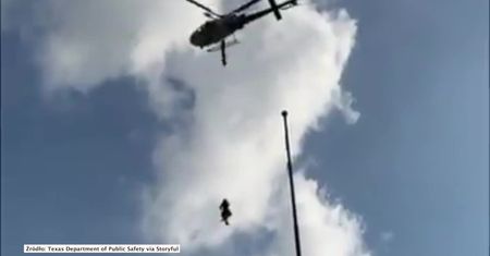 Helikopter uratował mężczyznę, który zasłabł na 30-metrowym maszcie w Teksasie