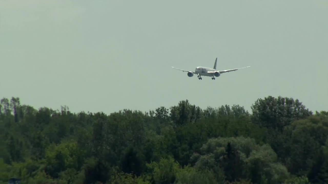 Samolot do Toronto zawrócił do Warszawy. Pilot zauważył rysę na szybie w kokpicie