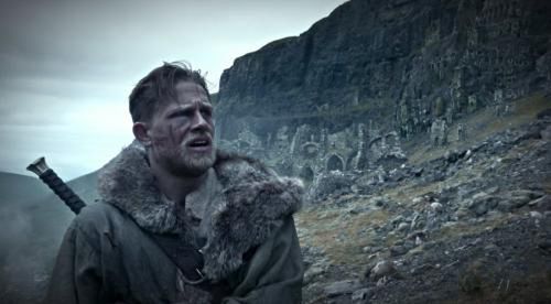 "Król Artur: Legenda miecza": Charlie Hunnam walecznym Królem Arturem 