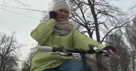 Policja przypomina o zakazie używanie telefonu podczas jazdy rowerem