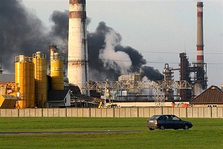 Trwa dogaszanie groźnego pożaru w rafinerii w Możejkach