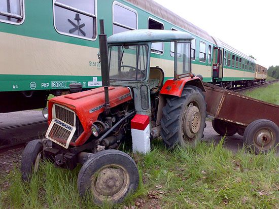 Po pijanemu, traktorem, wprost pod pociąg