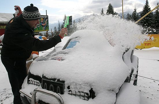 Kilkanaście kolizji po opadach śniegu na Podhalu