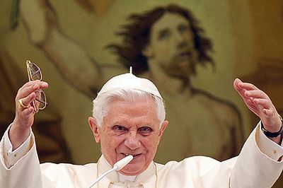 "Atak i skandale wokół Ratzingera" - czy to mu pomoże?