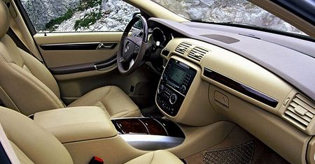Mercedes R z napędem na tył i 7 miejscami