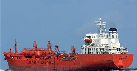 Tankowiec z porwanymi Polakami płynie w stronę Somalii