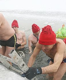 Kąpali się nago, ale w czapkach - bo mróz trzaska