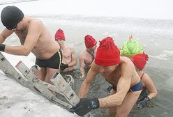 Kąpali się nago, ale w czapkach - bo mróz trzaska