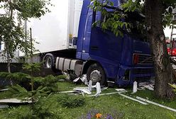 Ciężarówka wjechała do ogródka