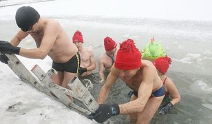 Kąpali się nago, ale w czapkach - bo mróz trzaska