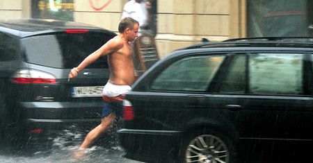 Warszawa w strugach deszczu