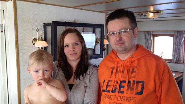 Michał Wieczorek z uratowanym Kevinem i jego mamą