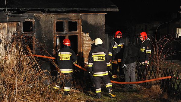 Strażacy dogaszają pożar drewnianego domu