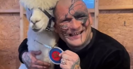 Popek wytatuował sobie wulgaryzm na twarzy. Teraz się tłumaczy: "Tam jest pięć kresek kokainy"