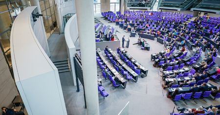 Niemcy: Bundestag debatuje nad dalszym używaniem masek na twarz po dwóch latach pandemii