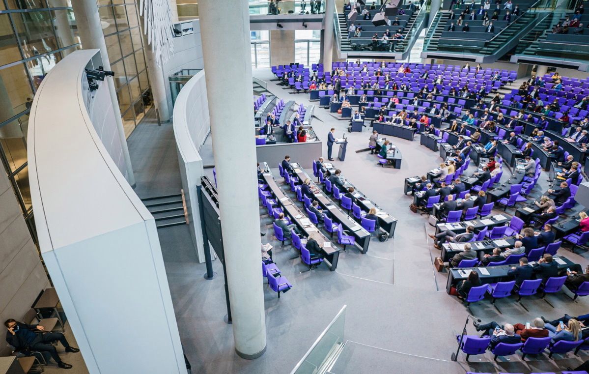 Niemcy: Bundestag debatuje nad dalszym używaniem masek na twarz po dwóch latach pandemii