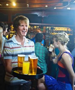 Kelnerzy na napiwkach zarabiają drugą pensję