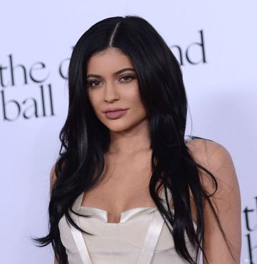 Kylie Jenner lubi matowe szminki w różnych odcieniach brązu, np. tego z dodatkiem różu (fot. ONS)