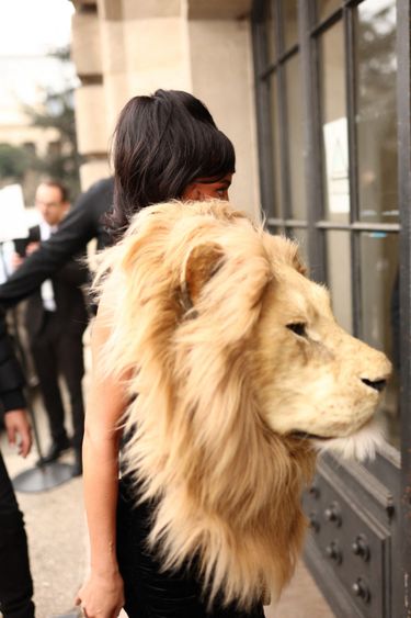 Kylie Jenner z głową lwa na pokazie Schiaparelli