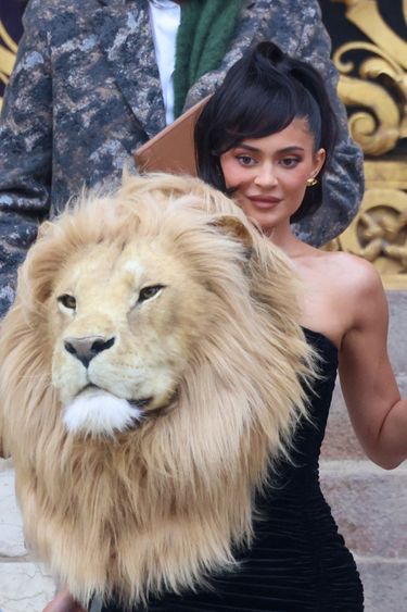 Kylie Jenner z głową lwa na pokazie Schiaparelli