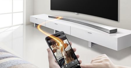 LG MUSIC FLOW HS8 - zakrzywiony soundbar do salonu