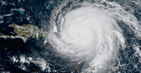 Światełko nadziei dla Florydy. Huragan Irma nieco osłabnie, nim uderzy
