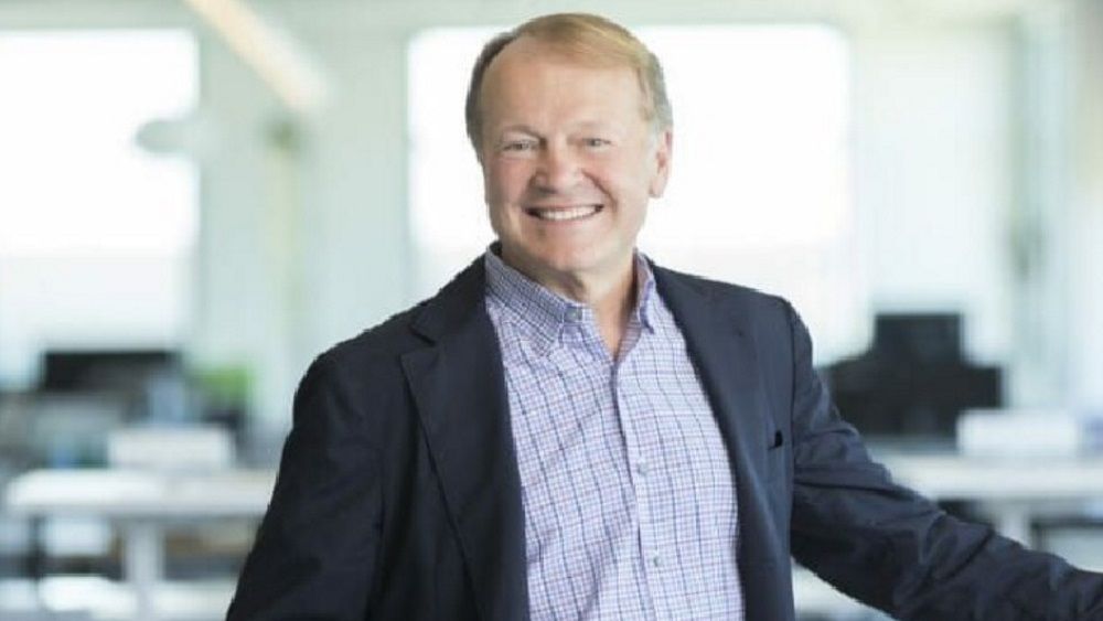 John Chambers przeprowadził firmę przez różne trudności, więc pozostaje optymistą
