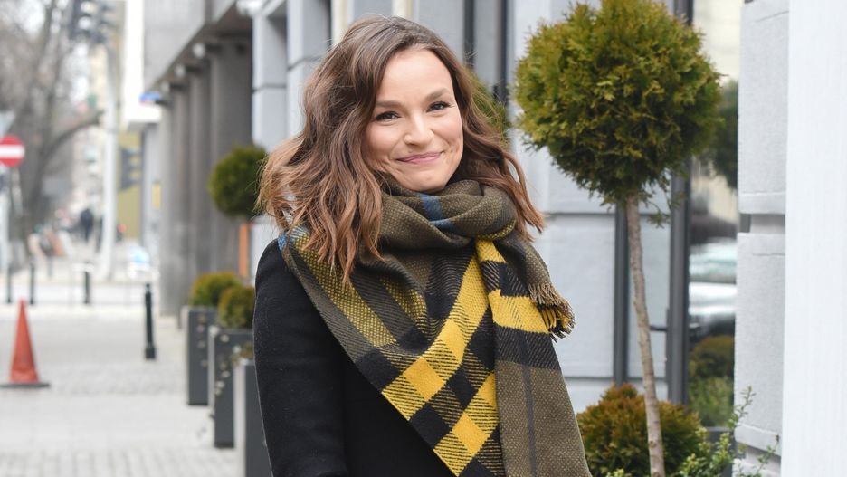Anna Starmach w drodze do studia na poranny porogram