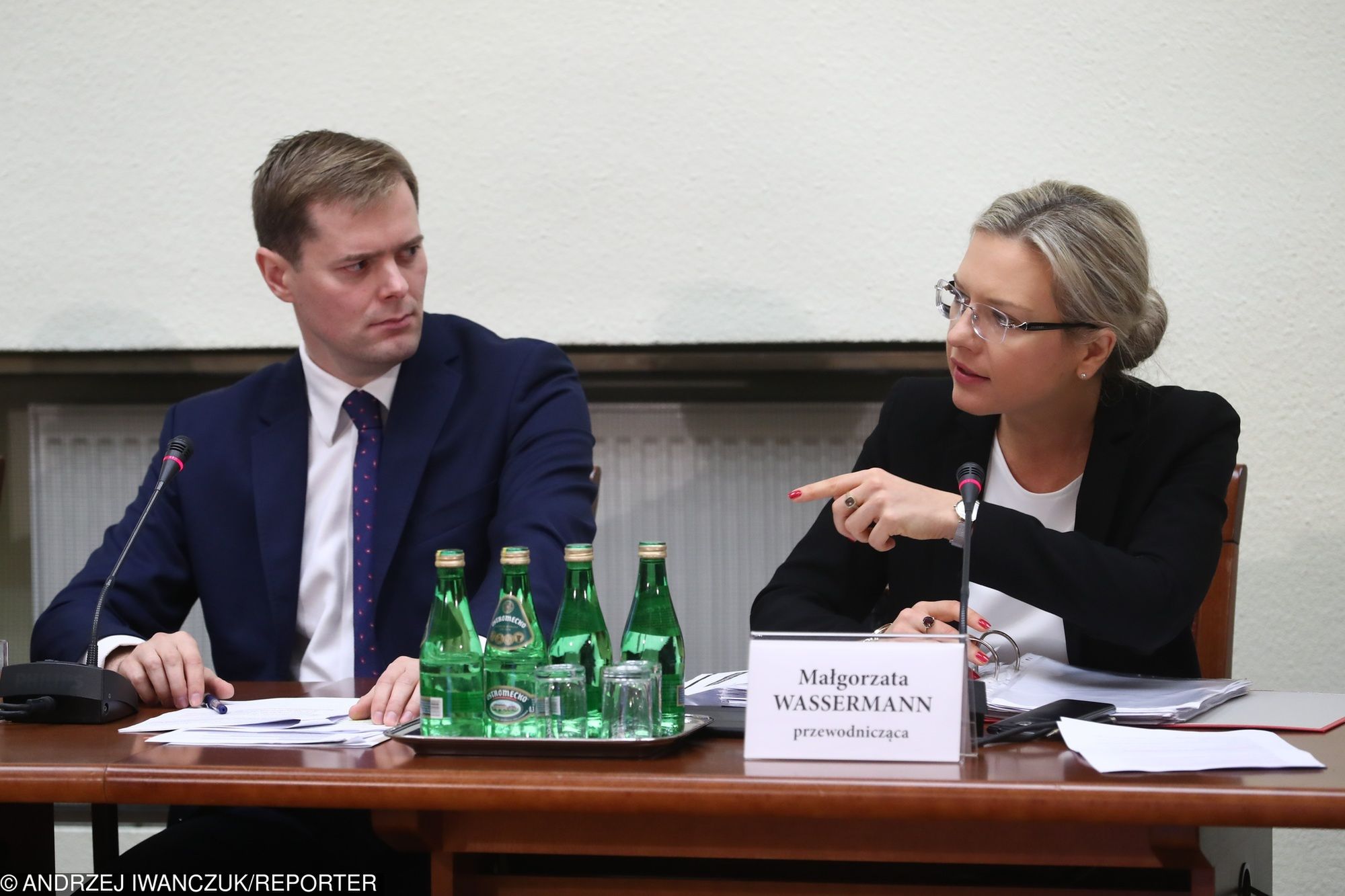 Palec Małgorzaty Wassermann wycelowany w Tuska - gest wrogości 
