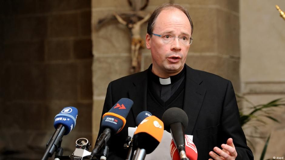 Niemiecki biskup o pedofilii: świat ma prawo powiedzieć Kościołowi pewne rzeczy
