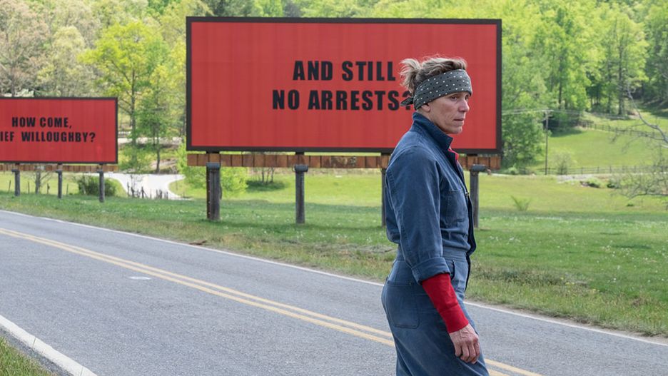 Frances McDormand zagrała matkę zgwałconej i zamordowanej dziewczyny. Jej bohaterka motywuje policję do działania kontrowersyjnymi billboardami