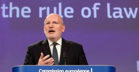 Frans Timmermans przyjeżdża do Warszawy. Spotka się z SLD i Biedroniem