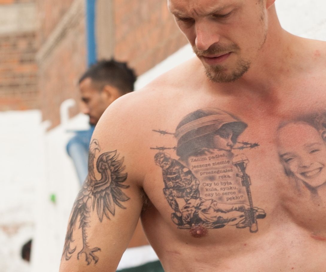 Dlaczego szwedzki aktor ma polskie tatuaże powstańcze?